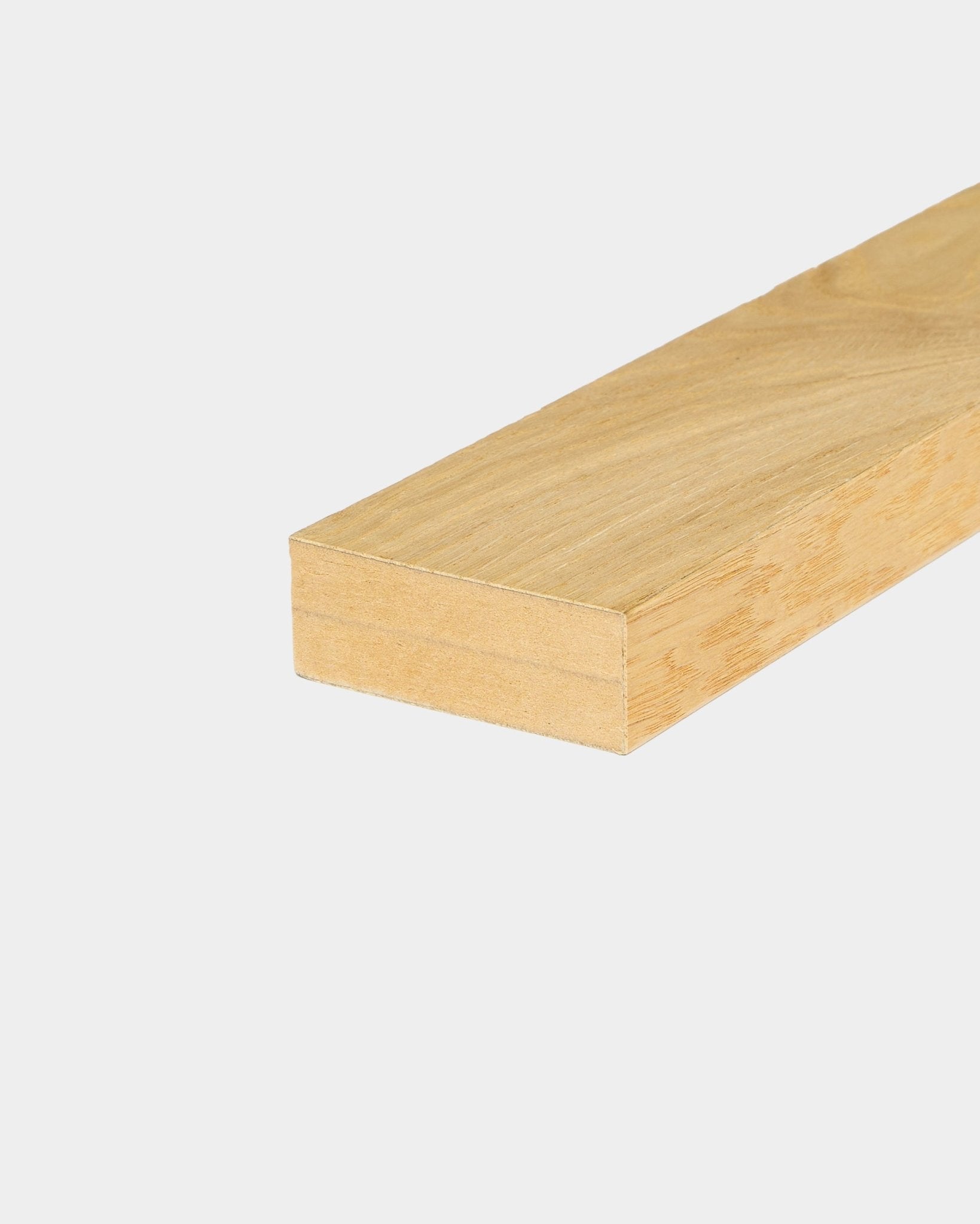 Lamelle d’extrémité WoodUpp en Rustic Natural Oak (6,7 cm), adaptée aux installations de panneaux acoustiques en bois Akupanel ou sur cadre MDF, présentée sur un fond blanc uni.